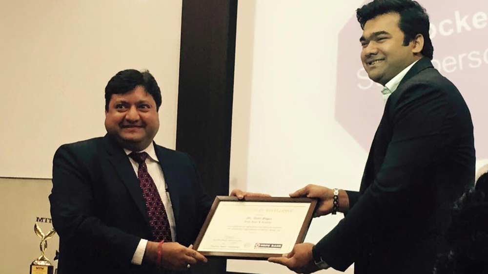 বড় হয়ে তাঁর জীবনে পাখির চোখ হয়ে দাঁড়ায় লেখাপড়া। আমদাবাদের ম্যানেজমেন্ট প্রশিক্ষণের প্রতিষ্ঠান থেকে কোর্স সম্পূর্ণ করেন। এর পর ডিপ্লোমা করেন হসপিটালিটি ম্যানেজমেন্ট কোর্সে। আজ তিনি এক জন সফল পেশাদার।