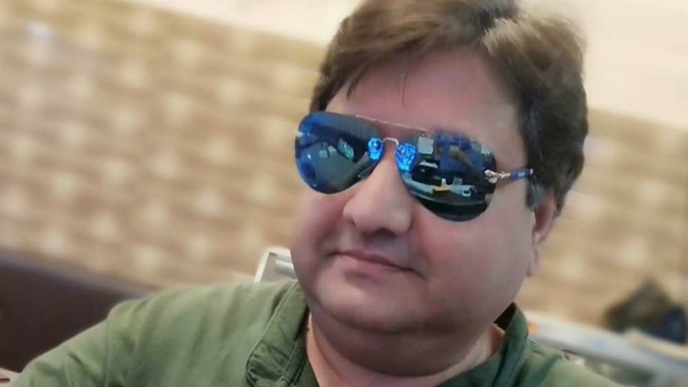 লাইট-সাউন্ড-ক্যামেরার জগতকে এখনও মিস করেন তিনি। জানিয়েছেন রবি। তবে এখন ইন্ডাস্ট্রিতে ফিরলে তিনি ফিরবেন পরিচালক হয়ে। ক্যামেরার সামনে আর আসতে চান না।