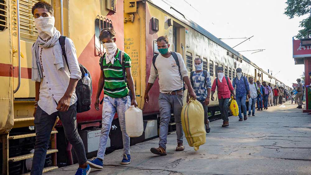 টানা প্রায় ছ’সপ্তাহ ধরে পরিষেবা বন্ধ থাকার পর মঙ্গলবার থেকে ধাপে ধাপে ট্রেন চালাতে চলেছে রেল মন্ত্রক। প্রাথমিক ভাবে স্থির হয়েছে, নয়াদিল্লি থেকে ১৫ জোড়া ট্রেন চালানো হবে।