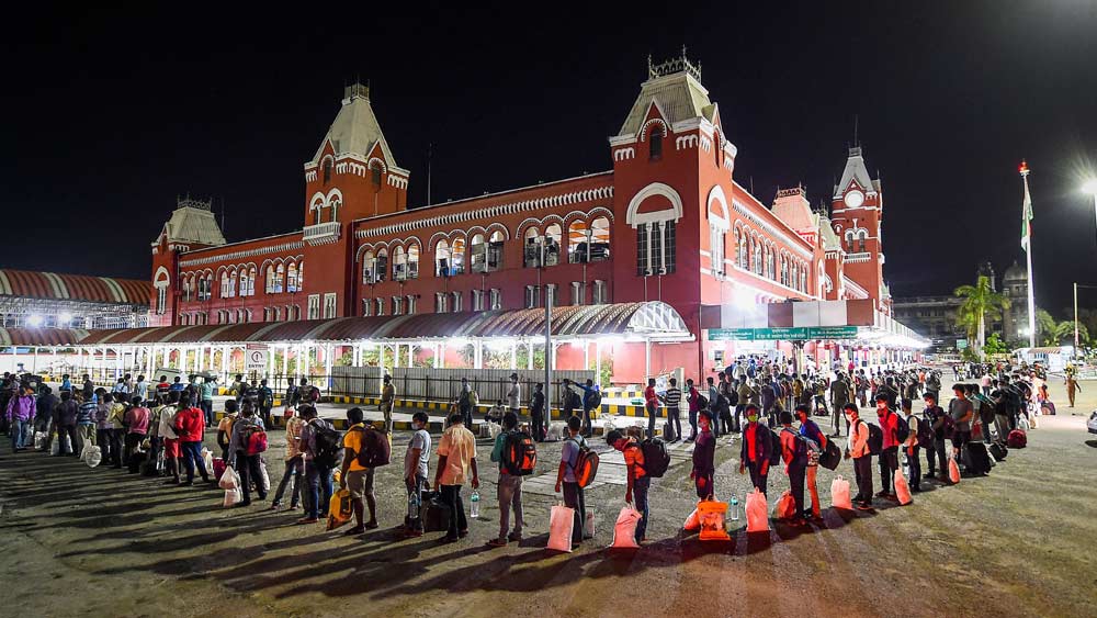 ১৭ মে শেষ হচ্ছে তৃতীয় দফার লকডাউন। তার আগেই মঙ্গলবার অর্থাৎ ১২ মে থেকে চালু হয়ে যাচ্ছে রেল পরিষেবা। ট্রেন চলবে দিল্লি থেকে ভারতের ১৫টি শহরে।