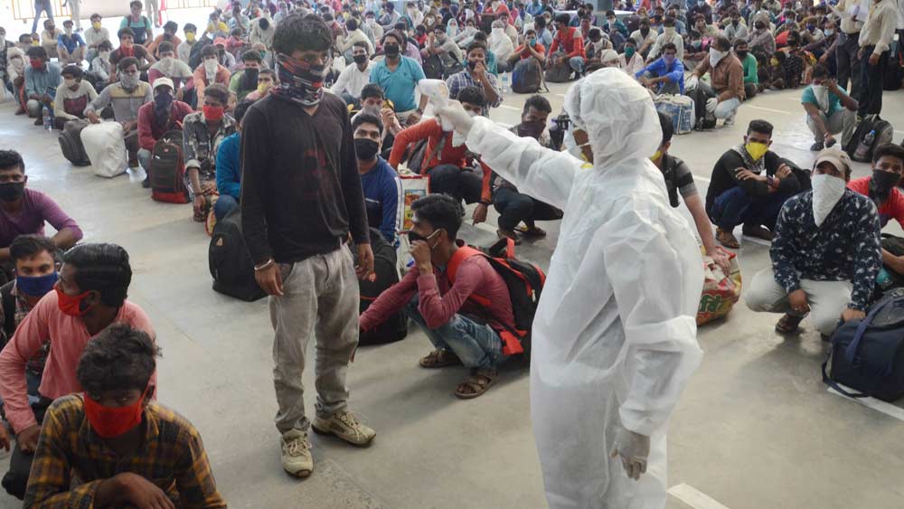 তবে ওই ট্রেনের জন্য রেলের রিজার্ভেশন কাউন্টার থেকে টিকিট পাওয়া যাবে না। ওই কাউন্টার আপাতত যেমন বন্ধ রয়েছে তেমনই থাকবে। সামাজিক দূরত্ব বজায় রাখার কথা মাথায় রেখেই এই সিদ্ধান্ত নেওয়া হয়েছে।