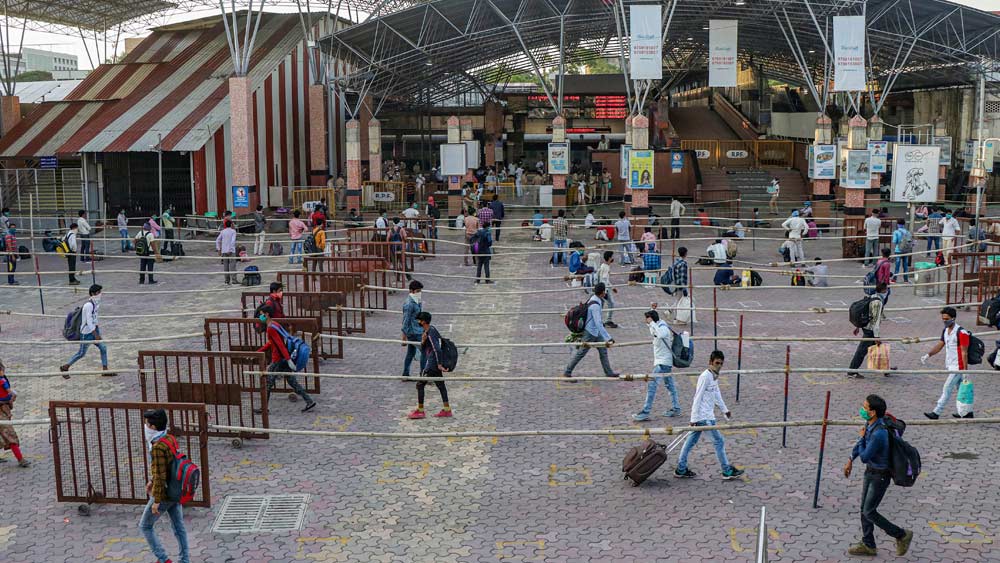 ট্রেনের কামরার মধ্যে শারীরিক দূরত্ব বজায় রাখার দিকেও গুরুত্ব দিচ্ছে রেল। এ জন্য থ্রি-টিয়ার কামরাগুলির মাঝের আসনটি খোলা হবে না।