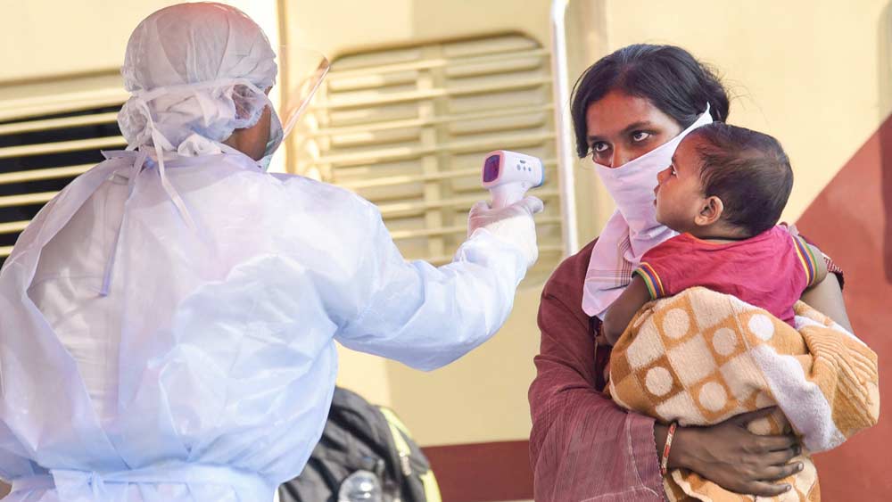 যাত্রীদের জন্যও নির্দেশিকা জারি করা হয়েছে। তাঁদের মুখে ঢাকা দেওয়া বা ‘ফেস কভার’ বাধ্যতামূলক করা হয়েছে। এ ছাড়া ট্রেনে ওঠার আগে প্রত্যেক যাত্রীকেই স্ক্রিনিংযের মধ্যে দিতে যেতে হবে। জ্বর বা কোনও রকম অসুস্থতার লক্ষণ না থাকলে তবেই ট্রেনে ওঠার ছাড়পত্র দেওয়া হবে।