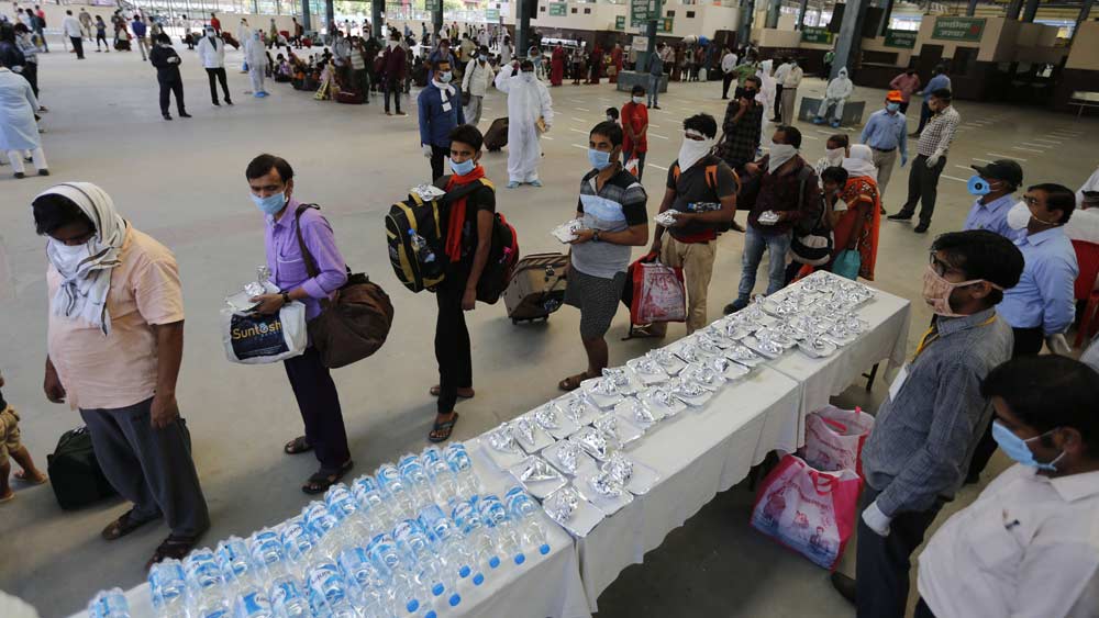 রেল বিশেষ প্যাসেঞ্জার ট্রেন চালানোর ঘোষণা করতেই তার ভাড়া কত হবে, তা নিয়ে প্রশ্ন উঠতে শুরু করেছে। ওই ট্রেনগুলির ভাড়া হবে রাজধানী এক্সপ্রেসের মতোই, কারণ ওই ট্রেনগুলি পুরোটাই এসি কামরা। ফলে তার ভাড়া হবে প্রিমিয়াম ক্যাটেগরির।