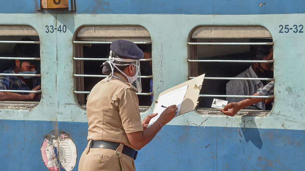 তৃতীয় দফার লকডাউন শেষ হওয়ার আগে ট্রেন পরিষেবা চালু হতে যাচ্ছে। তবে এ জন্য ট্রেন ভাড়ায় কোনও ছাড় দেওয়া হবে না।