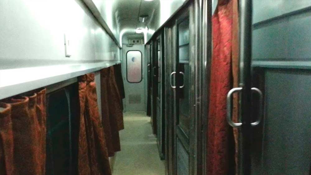 যাত্রীদের থেকে কেটারিং চার্জ নেওয়া হবে না। কারণ আগে থেকে খাবার বুক করার পরিষেবা আপাতত স্থগিত রাখা হয়েছে। আইআরসিটিসি যাত্রীদের অর্থের বিনিময়ে সীমিত খাবার ও প্যাকেটজাত জল সরবরাহ করবে।