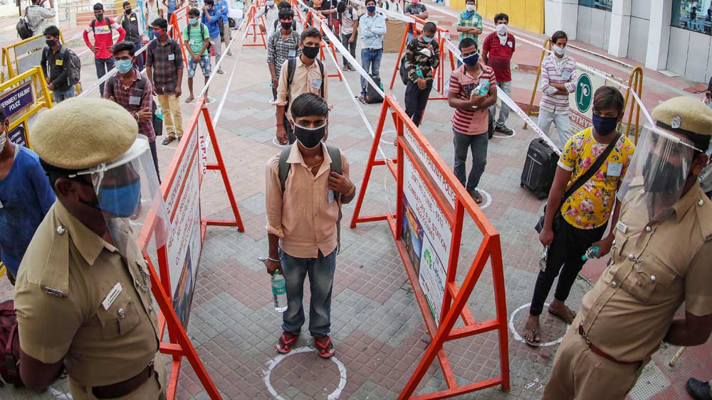 স্টেশনে ঢোকার জন্য বৈধ কনফার্মড টিকিট লাগবে যে কোনও যাত্রীর। না হলে কেউ স্টেশনে প্রবেশ করতে পারবেন না।