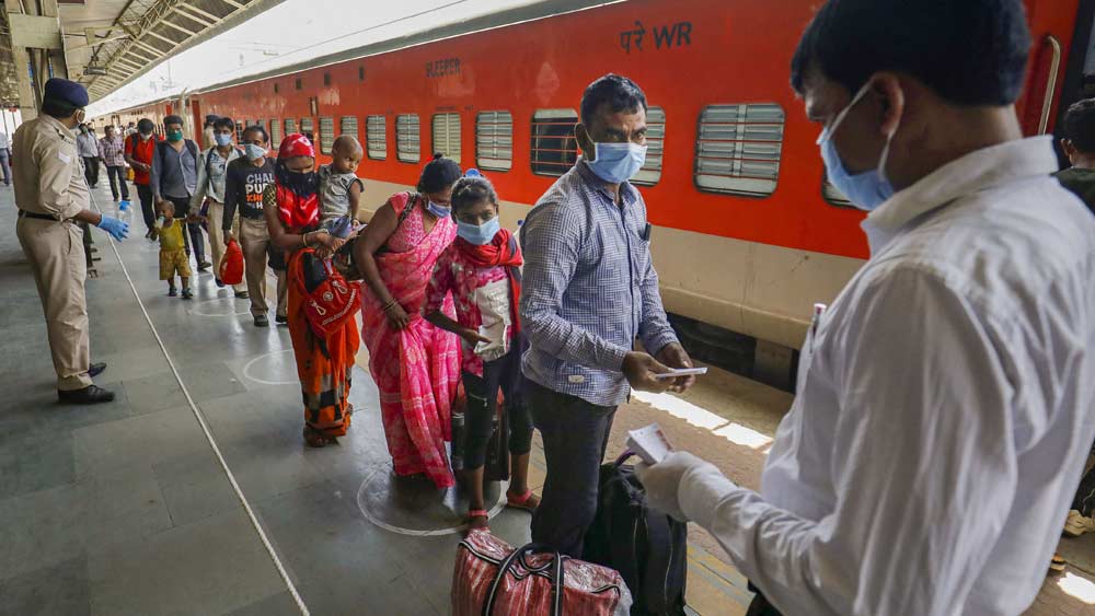 প্যাসেঞ্জার ট্রেন চালানো হলে কি বন্ধ হয়ে যাবে ‘শ্রমিক স্পেশাল’? রেল মন্ত্রক জানিয়েছে, দু’টি পরিষেবাই চালু থাকবে। অর্থাৎ ‘শ্রমিক স্পেশাল’  যেমন চলছে চলবে। সেই সঙ্গে চালু হচ্ছে প্যাসেঞ্জার ট্রেনও।
