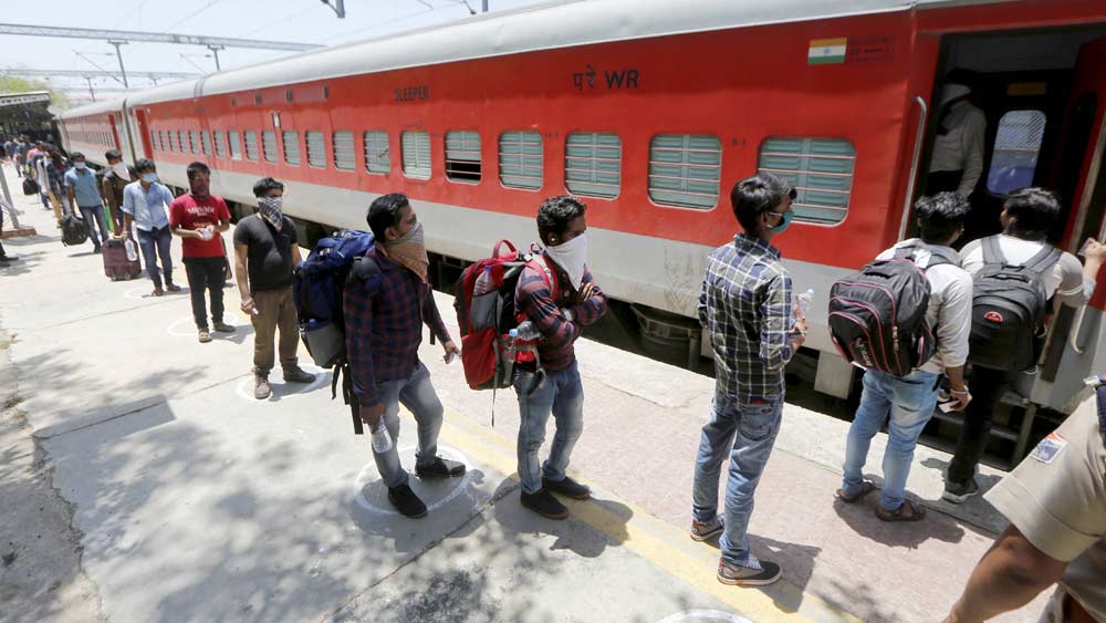 ২২ মার্চ মধ্যরাত থেকে যাত্রিবাহী ট্রেন চালানো বন্ধ করে দিয়েছিল রেল। এত দিন শুধু মালগাড়ি চলেছে। সম্প্রতি পরিযায়ী শ্রমিকদের জন্যও বিশেষ ট্রেন চালু হয়েছে। এ বার চালু হচ্ছে প্যাসেঞ্জার ট্রেনও।