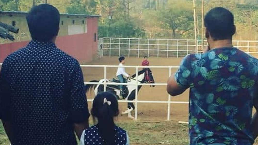 সময় কাটানোর সব রকম উপকরণ হাজির এই বাড়িতে। পাহাড়ি পাকদণ্ডিতে সাইকেল চালানো থেকে শুরু করে সবুজ মাঠে ঘোড়া ছোটানো। ইচ্ছে মতো বাহন বেছে নিলেই হল।