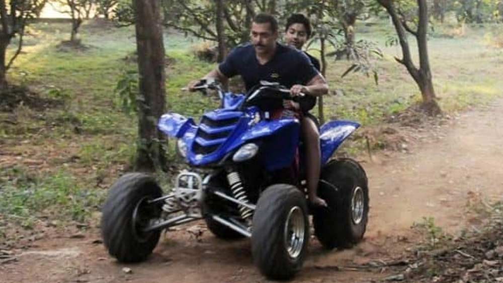 শহুরে স্বাদবদলের জন্য আছে ট্রাক্টর এবং জিপ-ও। যাঁর যেমন পছন্দ, সে রকম গাড়ি বেছে নিতে পারবেন তিনি।