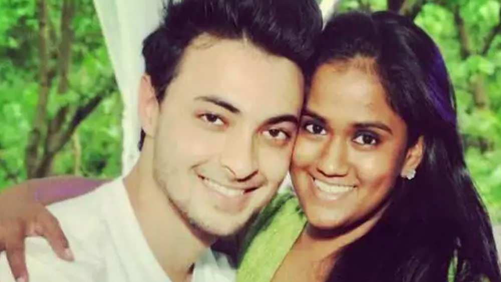 বোন অর্পিতার স্বামী আয়ুষ শর্মার সেই ছবিতে প্রধান চরিত্রে অভিনয় করার কথা। ফলে আয়ুষ-অর্পিতাও হাজির হয়েছিলেন সেখানে।