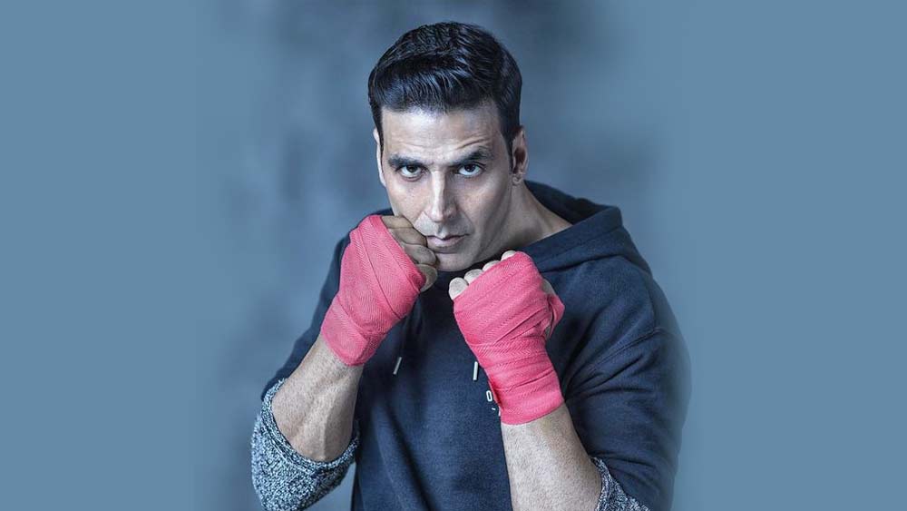 মুহূর্তের মধ্যে সতর্ক হন অক্ষয়। ক্যামেরা থেকে নজর সরে যায় তাঁর। বুঝে যান, কী হতে চলেছে!