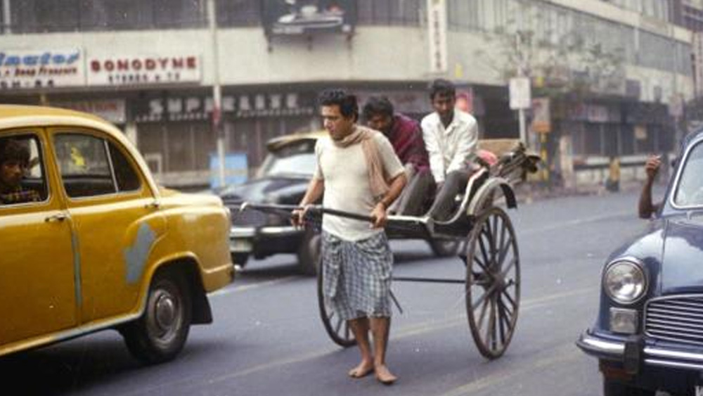 দিশেহারা অনটনের সংসারের অন্নসংস্থানের জন্য বাধ্য হয়ে ওম পুরীর দাদা বেদপ্রকাশ পুরী মালবাহকের কাজ নেন। স্থানীয় চায়ের দোকানে ফাইফরমাশ খাটার কাজ নেন ওম পুরী নিজে।