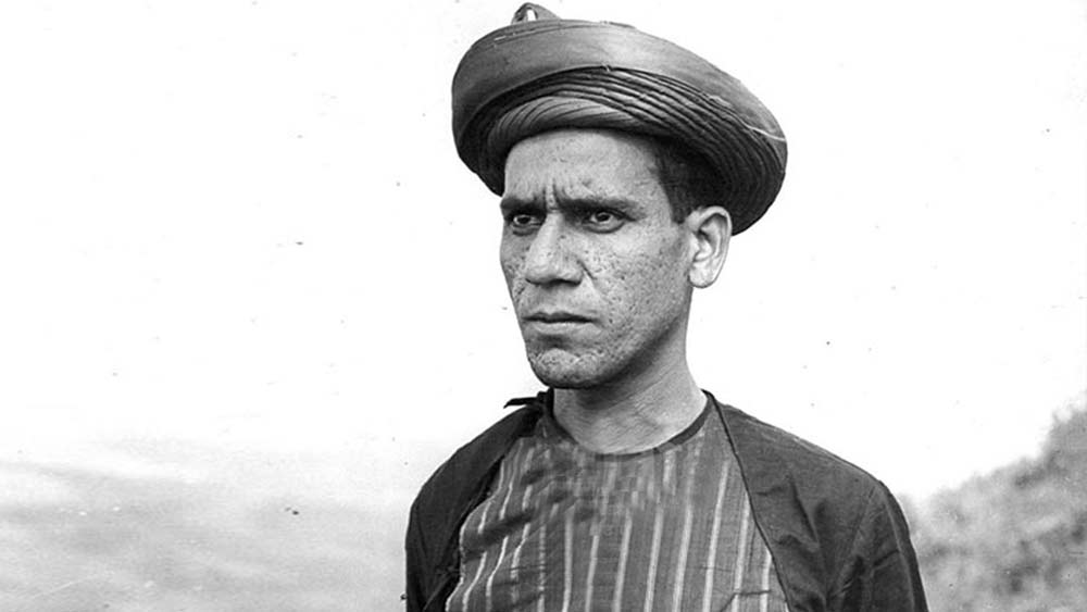 মূলধারার ছবিতে তাঁকে প্রথম দেখা গিয়েছিল ১৯৭৬ সালে, মরাঠি ছবি ‘ঘাসিরাম কোতয়াল’-এ। সমান্তরাল হিন্দি ছবির ঘরানা যে সব কারিগরের হাতে তৈরি হয়েছিল, তাঁদের মধ্যে ওম পুরী অন্যতম।