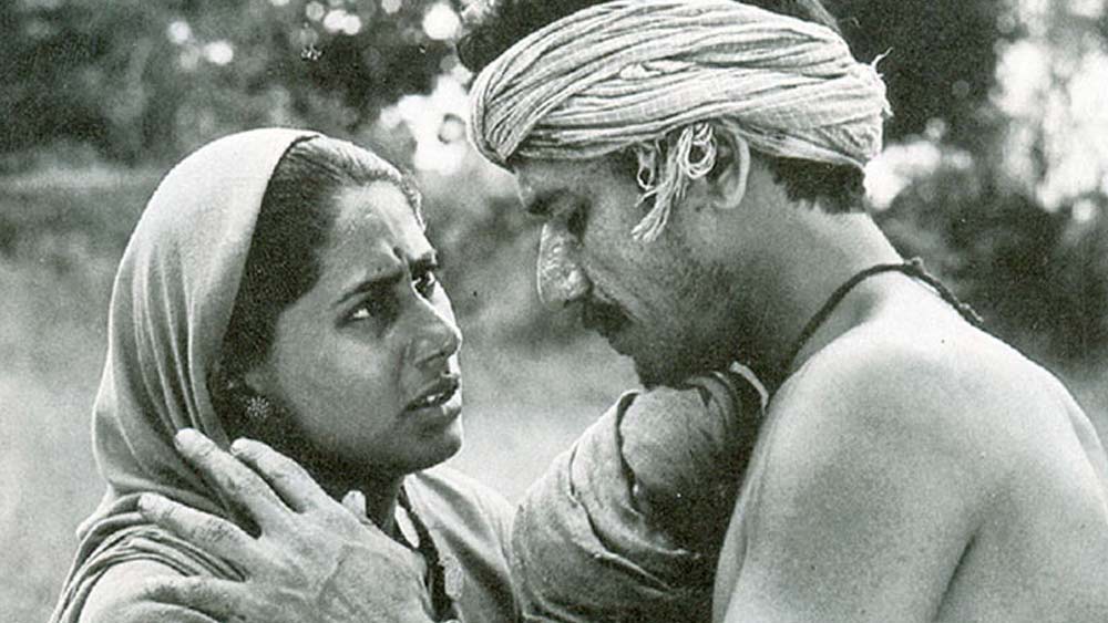 বলিউডের বাণিজ্যিক ছবির ঘরানাতেও তাঁর দৃপ্ত উপস্থিতি। চরিত্রাভিনয়ের গুরুত্বপূর্ণ উপস্থিতি তাঁর হাত ধরে ফিরেছে হিন্দি ছবির চিত্রনাট্যে। চেনা ভাবমূর্তি ছেড়ে কৌতুকাভিনেতার ভূমিকাতেও তিনি প্রতিভার ছাপ রেখে গিয়েছেন।