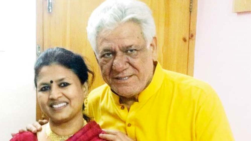 ১৯৯১ সালে ওম পুরী বিয়ে করেন পরিচালক ও চিত্রনাট্যকার সীমা কপূরকে। কিন্তু মাত্র আট মাসের মধ্যে তাঁদের বিচ্ছেদ হয়ে যায়। সীমার অভিযোগ, সাংবাদিক নন্দিতা-ই তাঁদের বিচ্ছেদের কারণ। সীমার সঙ্গে বিবাহিত অবস্থাতেই নন্দিতার সঙ্গে নাকি লিভ ইন করতেন ওম পুরী। সব জানার পরেও প্রথমে তাঁদের দাম্পত্যকে সময় দিতে চেয়েছিলেন সীমা। কিন্তু শেষ অবধি তিনি সরে আসেন।