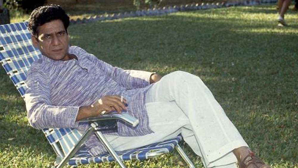 ২০১৭ সালের ৬ জানুয়ারি ওম পুরীর মৃত্যু সংবাদ হতচকিত করে দেয় তাঁর অনুরাগীদের। মুম্বইয়ের অন্ধেরিতে নিজের বাড়িতে হৃদরোগে আক্রান্ত হয়ে প্রয়াত হন ৬৬ বছর বয়সি এই বলিষ্ঠ অভিনেতা।