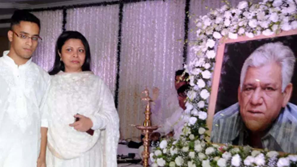 অভিনয়ের পাশাপাশি ভালবাসতেন রাঁধতে আর বাগান করতে। শখ ছিল চাষবাসেরও। একবার রাজ্যসভা টিভিকে সাক্ষাৎকারে বলেছিলেন, তাঁর স্বপ্ন, একটি ধাবা শুরু করবেন। নাম দেবেন ‘ডাল রোটি’। সেই স্বপ্ন, সঙ্গে আরও অনেক প্রজন্মজয়ী ছবি উপহার দেওয়ার ইচ্ছেকে অধরা রেখেই ওম পুরী চলে গেলেন দিকশূন্যপুরে।