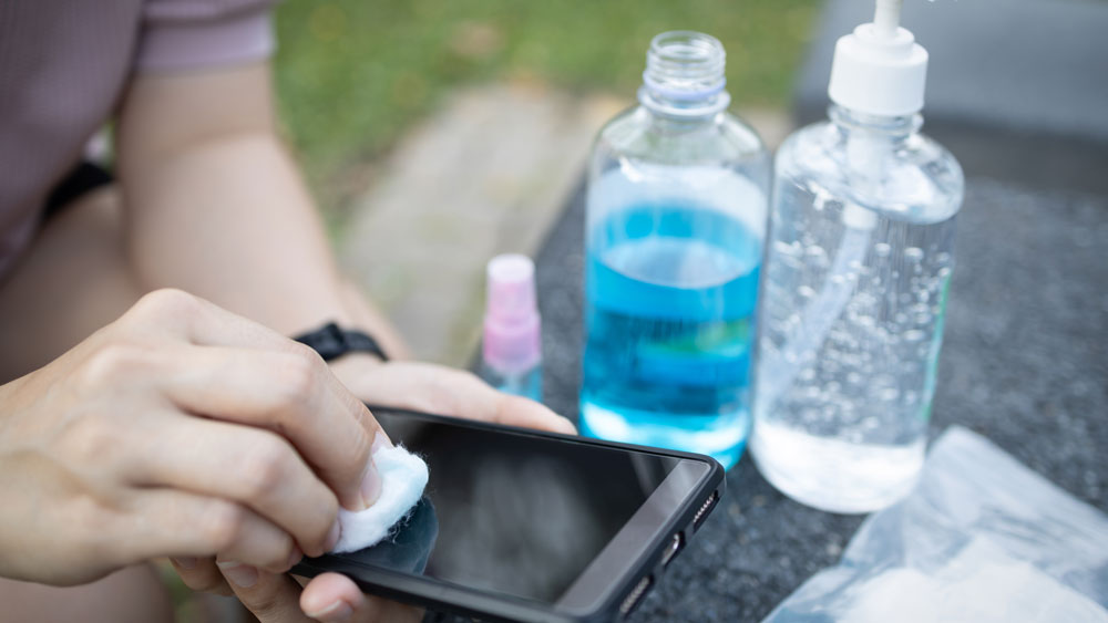 বাজার-দোকান করার জন্য বাইরে যেতে হলে খুব দরকার না পড়লে বাড়িতে মোবাইল রেখে যান। যাঁদের অফিস করতে হয়, তাঁরা মোবাইল রাখুন ব্যাগের মধ্যে। খুব দরকার না হলে ফোন বার করবেন না। মোবাইল থেকেও সংক্রমণ ছড়ায়। বাড়ি ফিরে অ্যান্টিসেপটিক লোশনে তুলো ভিজিয়ে মুছে নিন মোবাইল। স্যানিটাইজার লাগিয়েও পরিষ্কার করতে পারেন ফোন। সে ক্ষেত্রে তুলোয় করে স্যানিটাইজার লাগিয়ে পরিষ্কার কাপড় দিয়ে মুছে নিন ফোন। মোবাইলের কভার আলাদা করে সাবান দিয়ে কচলে ধুয়ে নিন, সাবানজলেও ধুয়ে নিতে পারেন।