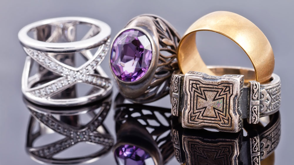 এই সময় হাতে কোনও রকম গয়না পরবেন না। হাতে ঘড়ি, আংটি, পাথর পরার অভ্যাস রয়েছে অনেকের। এই ক’দিন সে সব অভ্যাস সরিয়ে রাখাই ভাল। বিশেষজ্ঞদের মতে, যে কোনও ধাতব জিনিসে এই ভাইরাস থেকে যায় অনেক ক্ষণ। তাই আংটি-পাথর থেকে সংক্রমণ ছড়ায়। তা ছাড়া এ সব হাতে থাকলে হাত ধুতেও অসুবিধা হয়।