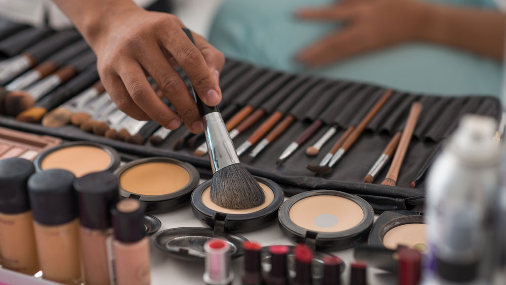 এই সময় সাধারণ ময়শ্চারাইজার ছাড়া খুব বেশি মেক আপ না করাই ভাল। মেক আপের রসায়নিক উপাদান বাতাসে ভেসে বেরনো নানা অণুকে ত্বকে আটকে রাখতে পারে। বলা ভাল, এঁটে বসিয়ে রাখে। তাই খুব বেশি মেক আপের দরকার নেই। একান্ত প্রয়োজনে সানস্ক্রিন মাখুন। তবে চোখ-মুখ ও ঠোঁটকে যত প্রসাধনবিহীন রাখবেন, ততই সে সব পরিষ্কারে সুবিধা। তবে বার বার হাত ধুতে হবে ও মাস্ক পরতে হবে বলে ত্বক শুকিয়ে র‌্যাশ বেরতে পারে। তাই হালকা কোনও ময়শ্চারাইজার ব্যবহার করতে হবে। প্রতি বার হাত ধোয়ার পর তা ভাল করে মেখে নিন। হাতে নেলপালিশ লাগানোরও দরকার নেই। নেলপালিশ পুরনো হলে বা শক্ত হয়ে গেলে নখের কোণ ভাল করে পরিষ্কার করা যায় না।