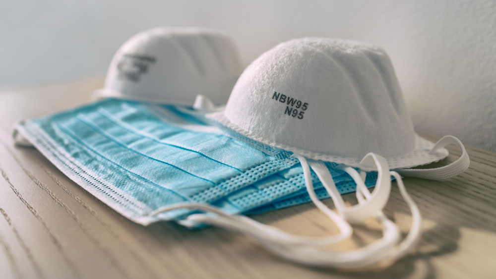 নিয়মিত বেরতে হলে দু’টি মাস্ক ব্যাগে রাখুন। মুখে বাঁধা মাস্ক কোনও কারণে নষ্ট হলে বা ভিজে গেলে কাজে লাগবে অন্যটি।