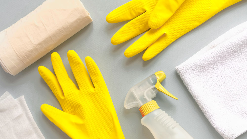 টাকাপয়সা ঘাঁটার কাজ বেশি করতে হলে হাতে গ্লাভস পরুন। বাজার-দোকানের সময়েও হাতে গ্লাভস পরলে ভাল হয়। গ্লাভস হাতে থাকলে নাকে-মুখে হাত দেওয়ার প্রবণতাও তুলনামূলক ভাবে কমে। তা ছাড়া গ্লাভস পরলে অন্যের হাতের সঙ্গে সরাসরি আপনার হাতের সংযোগ কমে।