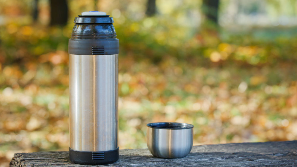 বাড়ি থেকে বেরনোর সময় চেষ্টা করুন ফ্লাস্কে গরম জল নিয়ে যেতে। বিশেষজ্ঞদের মতে, বারে বারে অল্প করে গরম জল পান করলে করোনা সমেত যে কোনও ড্রপলেট সংক্রমণ কিছুটা অন্তত প্রতিহত করা যায়।