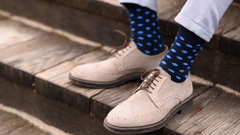 গরমে কষ্ট হলেও চেষ্টা করুন জুতোর সঙ্গে মোজা পরতে। বেশি ক্ষণ এসিতে থাকলে এটা নিয়ে কোনও অসুবিধা হওয়ার কথা নয়। তা না থাকলে একটু পাতলা সুতির মোজা পরুন। ফিরে জুতো-মোজা খুলে হাতে নিয়ে সোজা বাথরুমে চলে যান। পায়ের থেকে নাক-মুখ অনেকটা দূরে থাকে ঠিকই। কিন্তু তাকে যত্নে রাখতে হবে, বাইরে বেরলে হাতের মতো করেই পা মুড়ে ফেলাই বুদ্ধিমানের কাজ। রাস্তাঘাটে থুতু, কফ থেকে পায়ে পায়ে সংক্রমণ ছড়াতে পারে। জীবাণু আবার ছড়াতে পারে অন্তত ৩-৬ ফুট দূরত্ব অবধি। তাই পায়ের খোলা অংশ ঢেকে রাখুন।