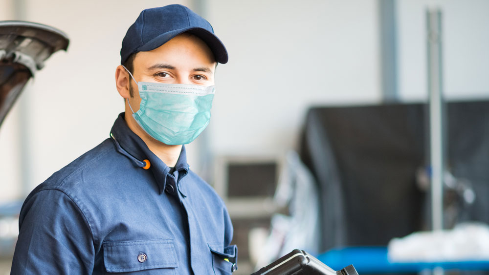 মাথার চুলও পারলে ঢেকে রাখুন। এমন মন্তব্য করলেন মেডিসিন বিশেষজ্ঞ গৌতম বরাট। ড্রপলেট ছড়াতে পারে তিন থেকে ছ’ফুট। তাই ভিড় বাসে-ট্রেনে যাতায়াত শুরু হলে এই দূরত্ব কিছুতেই মেনে চলা যাবে না। এ দিকে কোনও কারণে চুলে হাত দিয়ে সেই হাতই ফের চোখে-মুখে যেতেই পারে। তাই ঝুঁকি না নিয়ে চুল ঢেকে রাখুন টুপি বা স্কার্ফে। বাড়ি ফিরে সেই টুপি বা স্কার্ফ কেচে নিন। তবে এতটা না মানতে পারলে কিন্তু সচেতন থাকতে হবে। চুলে হাত দিলেও হাত ধুয়ে নিতে হবে, বাড়ি ফিরে স্নান করতে পারলেও ভাল হয়।