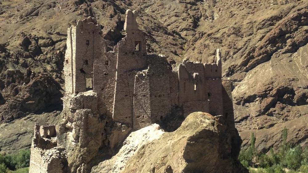 চিকতন কেল্লা পরিচিত ‘চিকতন খার’ নামেও। লাদাখের কার্গিল জেলার চিকতন গ্রামে নিঃসঙ্গ পাহাড়ের চূড়ায় দাঁড়িয়ে আছে অতীতের খণ্ডহর। হিমশীতল বাতাস যেখানে বয়ে যায় অতীতের সাক্ষ্য হয়ে।