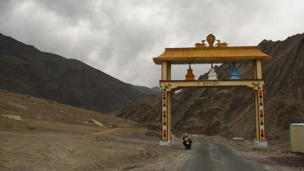 কার্গিল শহর থেকে ৭৫ কিমি দূরে শ্রীনগর-লেহ জাতীয় সড়ক থেকে আরও উত্তরে গেলে পাওয়া যায় এই কেল্লার ভগ্নাবশেষ।