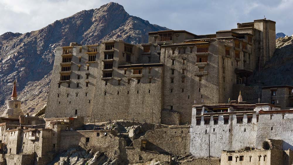 একদিকে লেহ শহরের প্রাসাদ পর্যটকদের আকর্ষণের কেন্দ্রে। অন্যদিকে চিকতন কেল্লার চিহ্ন রয়ে যায় পর্যটকদের অগোচরেই। অথচ, বলা হয়, এই কেল্লা ছিল লেহ-র প্রাসাদের তুলনায় আয়তনে বড় এবং বয়সেও প্রাচীন।