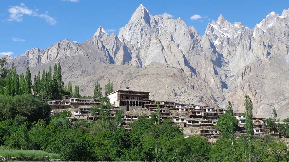 এই কেল্লা নির্মাণের উদ্যোগ নিয়েছিলেন বাল্টিস্তানের রাজকুমার তাহতাহ খান। তিনি শত্রুদের আক্রমণ থেকে বাঁচার জন্য প্রাণভয়ে আশ্রয় নেন এই চিকতন অঞ্চলে। চিকতনের সৌন্দর্যে মুগ্ধ রাজকুমার ঠিক করেন সেখানে একটা বড় প্রাসাদ বানাবেন।