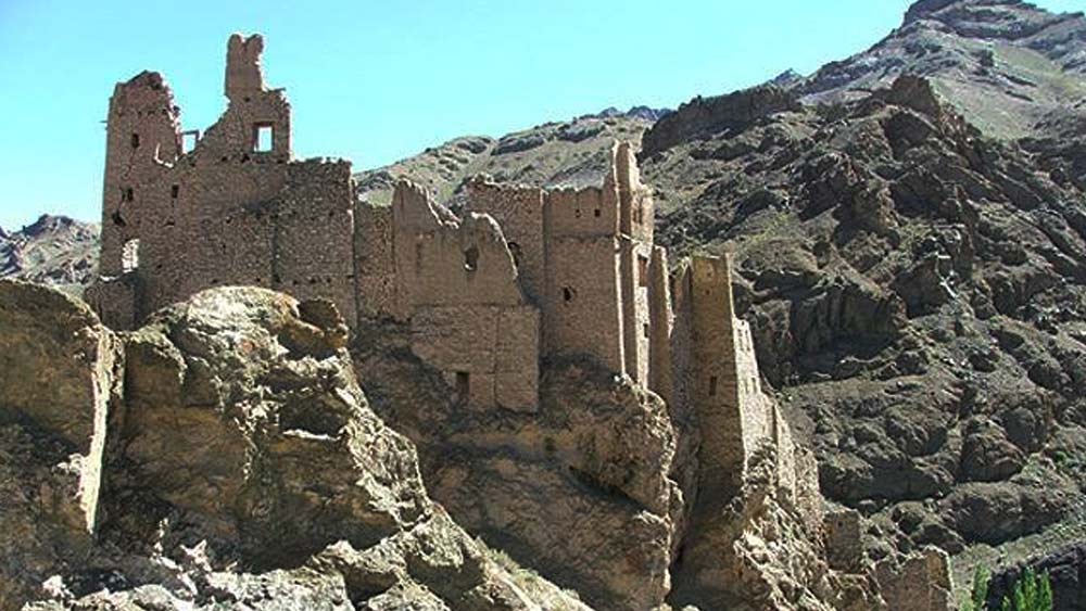 কিন্তু বড় প্রাসাদের স্বপ্ন অপূর্ণই থেকে যায়। অষ্টম শতাব্দীতে নিজের রাজ্য থেকে পলাতক ওই রাজকুমার চিকতনে ছোট দুর্গ বানাতে পেরেছিলেন। পরে সেই দুর্গ বিভিন্ন সময়ে স্থানীয় শাসকদের বাসস্থান হয়েছে। এর বাসিন্দাদের শাসনকালে আয়তনবৃদ্ধিও হয়েছে দুর্গের।