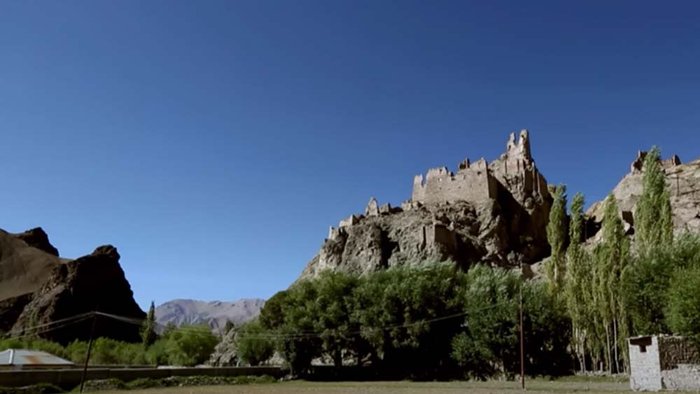 কাঠ দিয়ে সিলিং-য়ের পাশাপাশি তৈরি করা হয়েছিল দুর্গের কাঠামো। বলা হয়, নিজের স্বর্ণযুগে এই প্রাসাদে ছিল একটি ঘূর্ণায়মান কক্ষ। পাহাড়ি উপত্যকার ঝোড়ো বাতাসের গতিবেগের উপর নির্ভর করে ঘরটি ধীরে ধীরে ঘুরত।