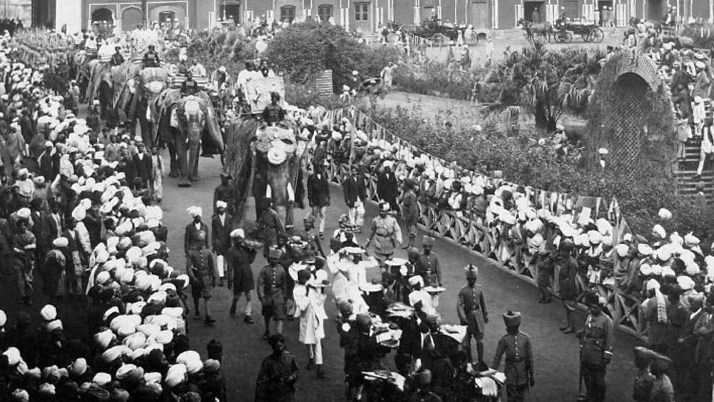 জম্মুর ডোগরা রাজবংশের আধিপত্য কায়েমের আগে চিকতন দুর্গ ছিল ক্ষমতার শীর্ষে। ক্রমে চিকতন গ্রামকে ডোগরা সাম্রাজ্যের অংশ হয়ে যায়। ফলে চিকতন দুর্গ ধাপে ধাপে পরিত্যক্ত হতে শুরু করে।