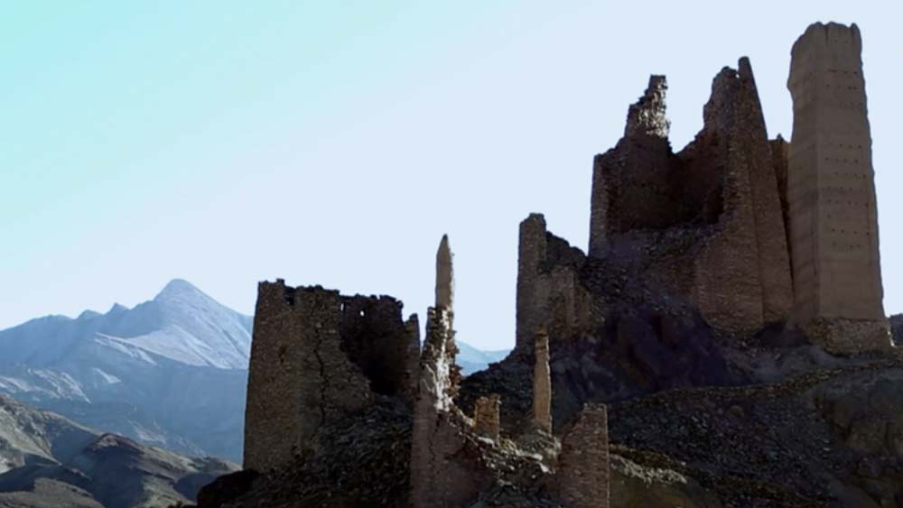 বহু বার চিকতন দুর্গ শত্রুর আক্রমণের নিশানা হয়েছে। কিন্তু সম্পূর্ণ পরিত্যক্ত হয়ে পড়েনি। উনিশ শতকের শেষে চিকতন দুর্গ পুরোটাই পরিত্যক্ত হয়ে পড়ে।