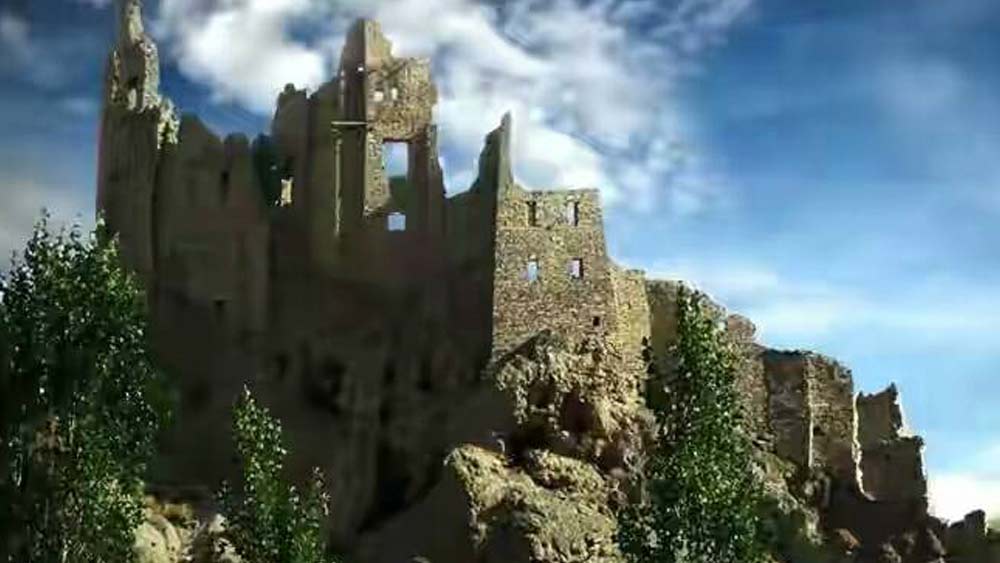 এই দুর্গ থেকে পাথর এনে কাজে লাগানো হয়েছে স্থানীয় একটি হাসপাতাল তৈরিতে। ফলে সময়ের তুলনায় আরও বেশি ধ্বংসস্তূপে পরিণত হয় অতীতের লাদাখি গৌরব।