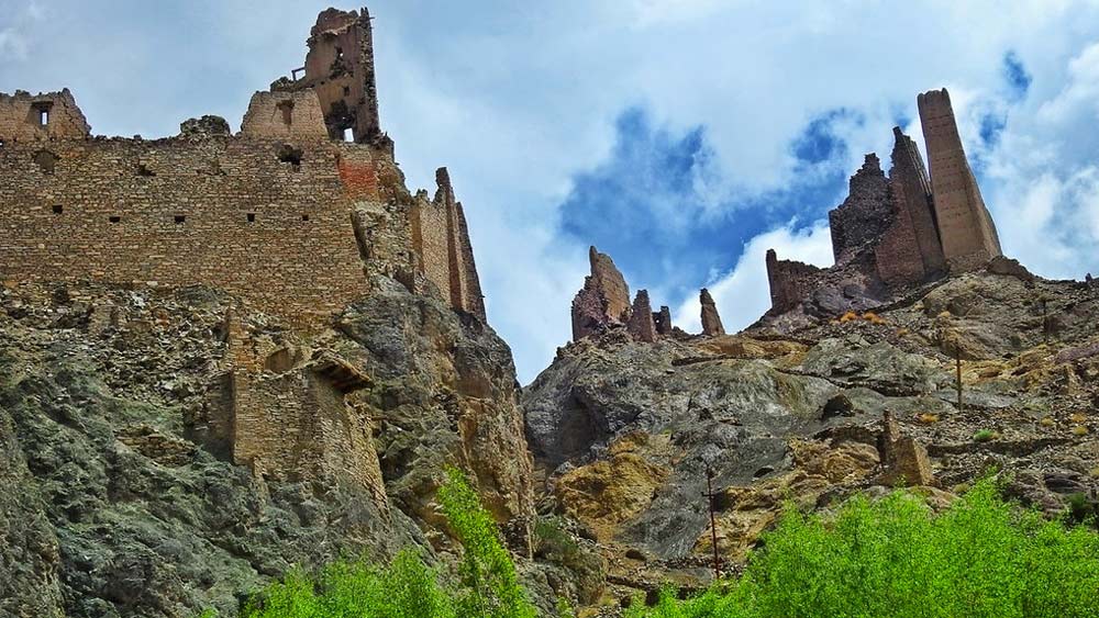 চিকতন দুর্গকে বাঁচাতে শেষে স্থানীয় বাসিন্দারা ভৌতিক গল্প প্রচার করে। যাতে ভগ্নাবশেষ থেকে দূরে রাখা যায় কৌতূহলীদের।