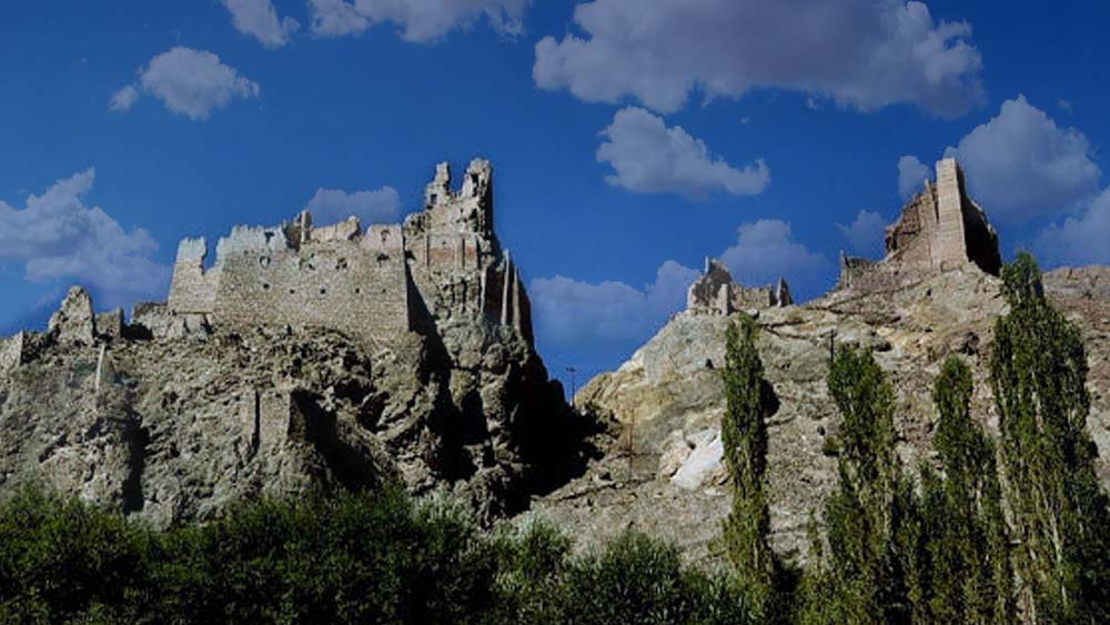 কিন্তু প্রকৃতিকে তো আর ভূতের ভয় দেখানো যায় না। তার কোপে ক্রমশ ক্ষয়িষ্ণু হয়ে পড়ে চিকতন দুর্গ। ধ্বংসলীলা আরও দ্রুত হয় সংশ্লিষ্ট মহলের অবহেলায়। চিকতন দুর্গকে সংরক্ষণ করার জন্য কোনও পদক্ষেপ করা হয়নি।