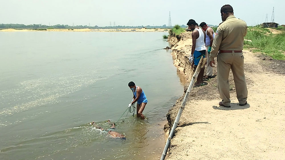 চলছে উদ্ধারকাজ। নিজস্ব চিত্র