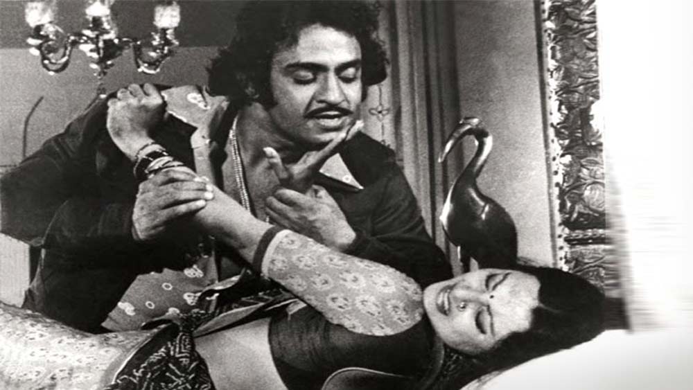 রনির ভরসায় মুম্বই আসেন রঞ্জিত। বাড়িতে ছবিতে অভিনয়ের কথা বলেননি। বলেছিলেন, তিনি বেড়াতে যাচ্ছেন। মুম্বইয়ে তারকা ব্যক্তিত্বের সঙ্গে আলাপ হয়। রঞ্জিত সুযোগ পান মোহন সেহগলের ‘সাওন ভাদো’ ছবিতে। তার পরের বছরই দিলীপ কুমার তাঁকে সুযোগ দেন ‘রেশমা অউর শেরা’ ছবিতে।