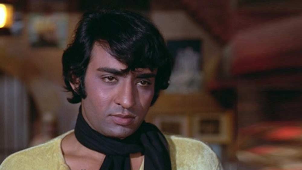 কিন্তু সামান্যতম অস্বস্তিও কি হত না? রঞ্জিত জানিয়েছিলেন সময়ের সঙ্গে সঙ্গে তিনি সে সব কাটিয়ে ফেলেছিলেন। বরং, উল্টোদিকে নায়িকার অস্বস্তি দূর করতে তিনি তাঁদের কানে কানে বলে যেতেন, এর পর শটে কী কী করতে হবে। মানে, কখন তাঁর চুল ধরে টানতে হবে, কখন তাঁর মুখকে ঠেলে সরিয়ে দিতে হবে, এ রকম নানা রকম পরামর্শ দিতেন তিনি।