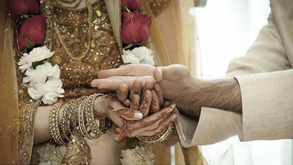 তবে শুধুই ঘৃণা নয়। ব্যক্তিগত জীবনে মহিলাদের ভালবাসাও পেয়েছেন এই খলনায়ক। ১২ বছর লিভ ইন করার পরে বিয়ে করেছিলেন বান্ধবী পুষ্পাকে। কিন্তু দেড় বছর যেতে না যেতেই তাঁকে ছেড়ে পুষ্পা চলে যান।