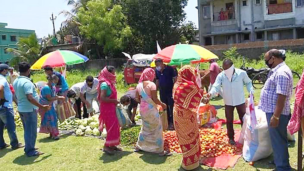 বাজারে ভিড়। নিজস্ব চিত্র 