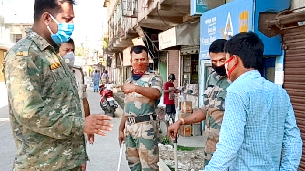 Coronavirus Lockdown: Banks and medical stores also opened conditionally