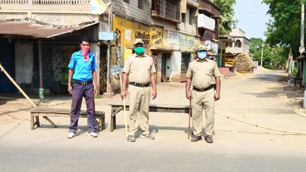 কেতুগ্রামের রতনপুরের রাস্তায় পুলিশের পাহারা। মঙ্গলবার। নিজস্ব চিত্র