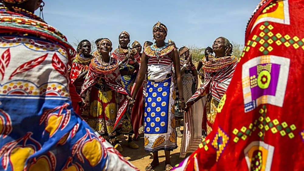 রেবেকা এবং তাঁর সঙ্গিনীরা ঠিক করলেন, তাঁদের নতুন গ্রামে জায়গা হবে অত্যাচারিতাদের। সেটা ১৯৯০ সালের কথা। আজও উয়াসো উমোজা গ্রামে থাকতে পারেন সেই সব মেয়েরা-ই, যাঁরা কোনও না কোনও ভাবে নিগৃহীতা হয়েছেন। ঠাঁই পায় তাঁদের সন্তানরাও।